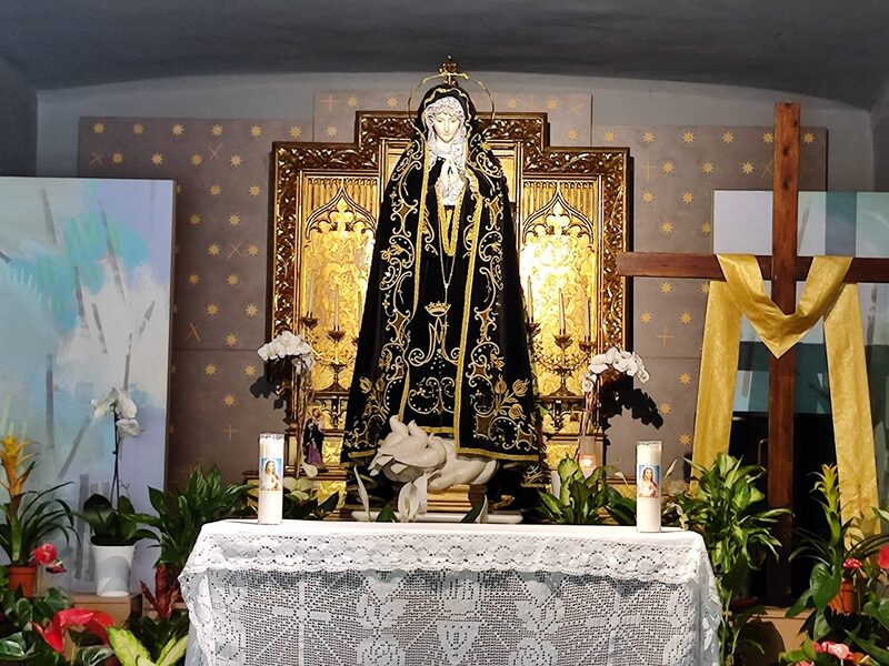 Imagen de la Virgen de Umbe, Pura Dolorosa, con manto negro bordado en oro, en su capilla de Laukiz